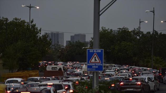 Heavy Traffic jam during checking on Delhi-Noida Border at Sector 14A, during lockdown, in New Delhi. (Virendra Singh Gosain/HT PHOTO) Heavy Traffic jam during checking on Delhi-Noida Border at Sector 14A, during lockdown, in New Delhi. (Virendra Singh Gosain/HT PHOTO)