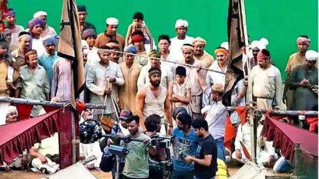 Ranbir Kapoor spotted on sets of Shamshera before Covid-19 pandemic engulfed the world. Ranbir Kapoor spotted on sets of Shamshera before Covid-19 pandemic engulfed the world.