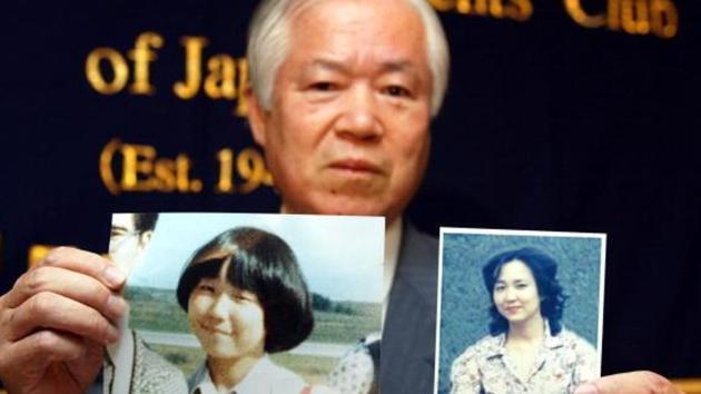 Shigeru holds the picture of his daughter Megumi at an event. (@kousama2016) Shigeru holds the picture of his daughter Megumi at an event. (@kousama2016)