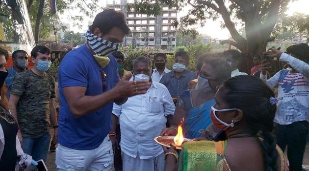 Sonu Sood thanks the migrants with joined hands.