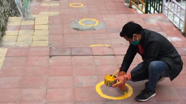 Circles being drawn at Badrinath shrine in Chamoli district to enforce social distancing. (HT Photo/Ajay Lal) Circles being drawn at Badrinath shrine in Chamoli district to enforce social distancing. (HT Photo/Ajay Lal)