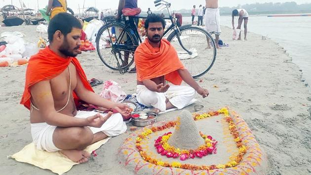 Uttar Pradesh, June 06 (ANI): Devotees offering special prayers after Lunar eclipse near Sangam river, in Prayagraj on Saturday. (ANI Photo) (ANI) Uttar Pradesh, June 06 (ANI): Devotees offering special prayers after Lunar eclipse near Sangam river, in Prayagraj on Saturday. (ANI Photo) (ANI)