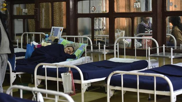 Ajay Kumar said he took his 63-year-old father, Sudama, who had been running a fever for a few days, to a private hospital that turned him away, claiming it had no vacant Covid beds. (Hindustan Times) Ajay Kumar said he took his 63-year-old father, Sudama, who had been running a fever for a few days, to a private hospital that turned him away, claiming it had no vacant Covid beds. (Hindustan Times)