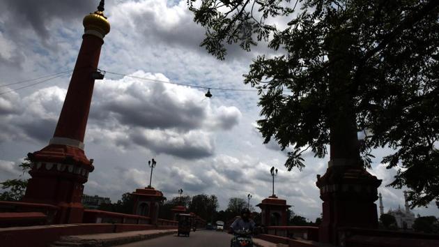 Vehicles along Hardinge Bridge on a cloudy afternoon in Khadra, Lucknow, Uttar Pradesh. (Photo by Dheeraj Dhawan / Hindustan Times) Vehicles along Hardinge Bridge on a cloudy afternoon in Khadra, Lucknow, Uttar Pradesh. (Photo by Dheeraj Dhawan / Hindustan Times)