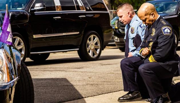 Minneapolis Police Chief Medaria Arradondo (R) kneels as the remains of George Floyd are taken to a memorial service in his honor on June 4 in Minneapolis, Minnesota. On May 25, Floyd, suspected of passing a counterfeit $20 bill, died in Minneapolis after Derek Chauvin, a white police officer, pressed his knee to Floyd's neck for almost nine minutes. (Kerem Yucel / AFP) Minneapolis Police Chief Medaria Arradondo (R) kneels as the remains of George Floyd are taken to a memorial service in his honor on June 4 in Minneapolis, Minnesota. On May 25, Floyd, suspected of passing a counterfeit $20 bill, died in Minneapolis after Derek Chauvin, a white police officer, pressed his knee to Floyd's neck for almost nine minutes. (Kerem Yucel / AFP)