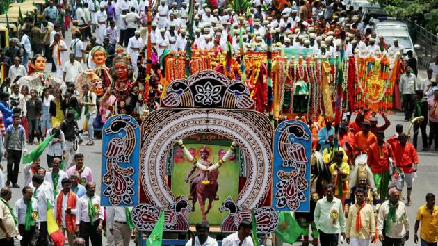 Folk artists take out a rally during the celebration of Nadaprabhu Kempegowda Jayanti, who founded the Bengaluru city.(PTI File)