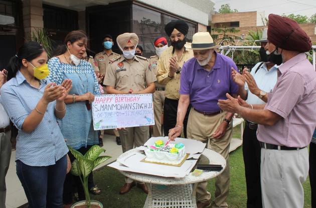 Manmohan Singh, 91, cutting his birthday cake at his residence in Phase 10, Mohali, on Saturday.(GURMINDER SINGH/HT) Manmohan Singh, 91, cutting his birthday cake at his residence in Phase 10, Mohali, on Saturday.(GURMINDER SINGH/HT)