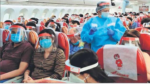 On board a repatriation flight from Madrid, with masks and face shields the new reality (Twitter) On board a repatriation flight from Madrid, with masks and face shields the new reality (Twitter)