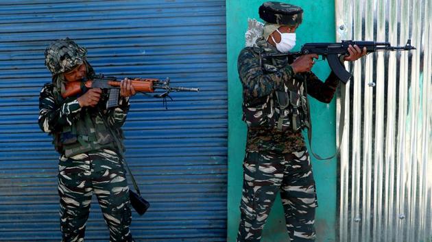 Army jawans during the encounter in Shopian on Sunday.(ANI) Army jawans during the encounter in Shopian on Sunday.(ANI)