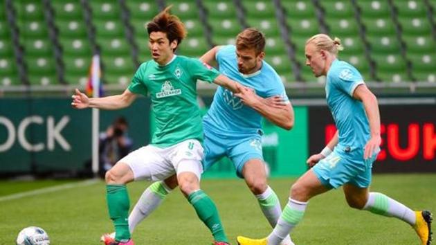 Werder Bremen's Yuya Osako in action with VfL Wolfsburg's Marin Pongracic and Xaver Schlager.(REUTERS)