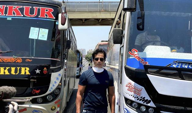 Sonu Sood while sending off 350 migrant workers to their native places in Karnataka by buses, amid Covid-19 lockdown in Mumbai.(PTI)