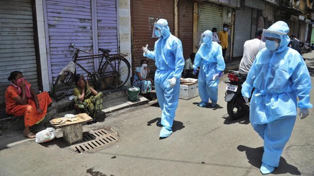 Medical workers request roadside vendors to wear masks while conducting a free medical camp in Mumbai’s Dharavis on June 7. A total of 3,007 coronavirus cases were registered in Maharashtra on June 7 as per data released by the state health department, taking the state’s caseload to 85,975 --past China’s nationwide tally of 83,306 on the same day. (Rafiq Maqbool / AP) Medical workers request roadside vendors to wear masks while conducting a free medical camp in Mumbai’s Dharavis on June 7. A total of 3,007 coronavirus cases were registered in Maharashtra on June 7 as per data released by the state health department, taking the state’s caseload to 85,975 --past China’s nationwide tally of 83,306 on the same day. (Rafiq Maqbool / AP)
