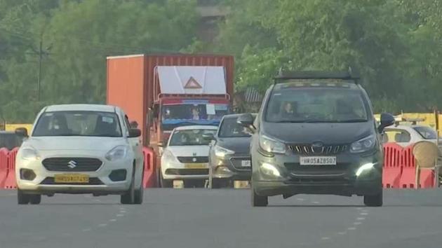 People enter Delhi from the Gurugram border on Monday morning.(ANI photo) People enter Delhi from the Gurugram border on Monday morning.(ANI photo)