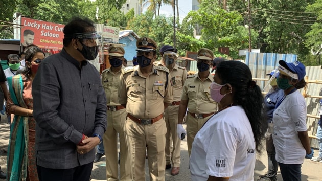Anil Deshmukh visited containment zones in Pune and interacted with SOPs and police personnel, on Sunday.(HT PHOTO) Anil Deshmukh visited containment zones in Pune and interacted with SOPs and police personnel, on Sunday.(HT PHOTO)