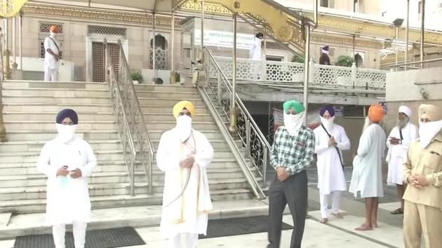 Devotees offer prayers at Gurudwara Sisganj Sahib in Delhi.(ANI)