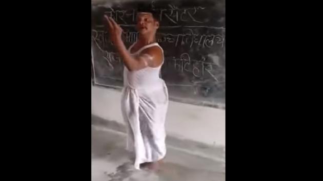 Rinku Singh dances to Chatur Naar from Padosan.(Youtube) Rinku Singh dances to Chatur Naar from Padosan.(Youtube)