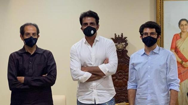 Actor Sonu Sood (centre) met with chief minister Uddhav Thackeray and cabinet minister Aaditya Thackeray at the CM’s residence in Bandra. (HT Photo) Actor Sonu Sood (centre) met with chief minister Uddhav Thackeray and cabinet minister Aaditya Thackeray at the CM’s residence in Bandra. (HT Photo)