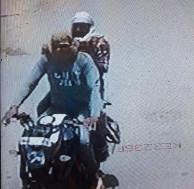 A CCTV grab showing the snatchers passing the area.(HT PHOTO)
