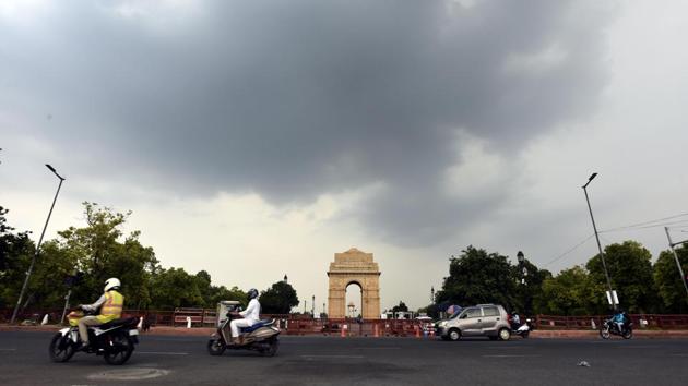Vehicles pass India Gate on a cloudy day in New Delhi. AP Pandey, a seismologist at the NCS, last week told Hindustan Times that there had been numerous small earthquakes in Delhi and Haryana over the last three years.(Sonu Mehta/HT PHOTO)