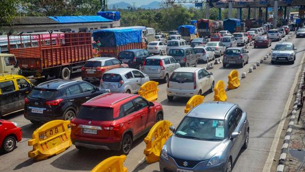 Besides office-goers, traders and shopkeepers are also back on roads.(PTI) Besides office-goers, traders and shopkeepers are also back on roads.(PTI)