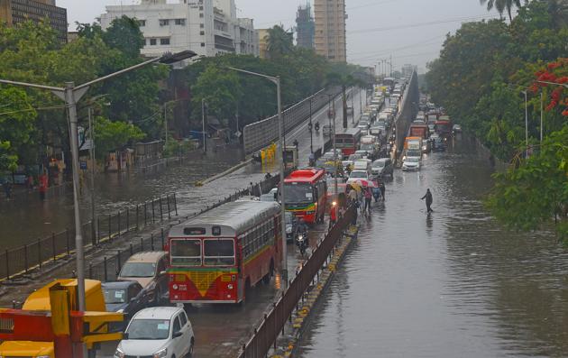 Continuous showers in most parts of Mumbai led to a sharp drop in the minimum temperature, which fell five degrees below the normal. (Vijayanand Gupta/HT Photo) Continuous showers in most parts of Mumbai led to a sharp drop in the minimum temperature, which fell five degrees below the normal. (Vijayanand Gupta/HT Photo)
