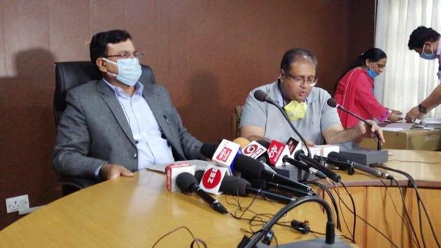 HPBOSE chairperson Suresh Kumar Soni and HPBOSE secretary Akshay Sood declared the class 10 board result.(HT Photo/Naresh Thakur) HPBOSE chairperson Suresh Kumar Soni and HPBOSE secretary Akshay Sood declared the class 10 board result.(HT Photo/Naresh Thakur)