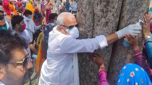 Dr Kirodi Lal Meena during Chipko Andolan in a Dausa village on Monday.(HT photo)