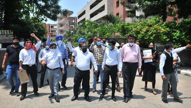Lawyers protesting outside the district courts complex in Sector 43, Chandigarh, on Tuesday. (RAVI KUMAR/HT) Lawyers protesting outside the district courts complex in Sector 43, Chandigarh, on Tuesday. (RAVI KUMAR/HT)