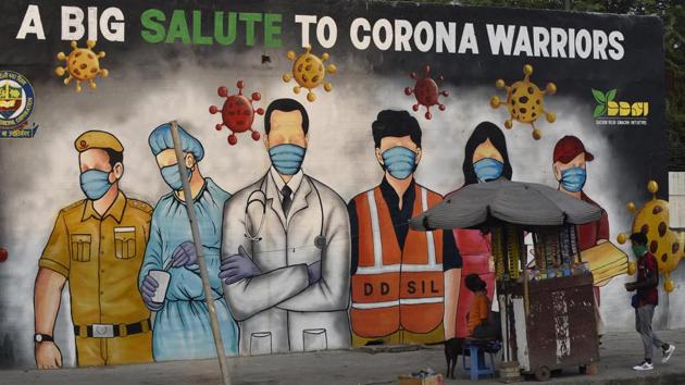 A mural paying tribute to frontline coronavirus workers amid the lockdown near Garhi Chowk, in New Delhi. If the cases kept doubling in every 12-13 days in the coming days, there will be shortage of beds and Delhiites will bear the brunt, the Delhi deputy CM said, using this as the justification for his government’s order on hospital beds. (Sanjeev Verma / HT PHOTO)