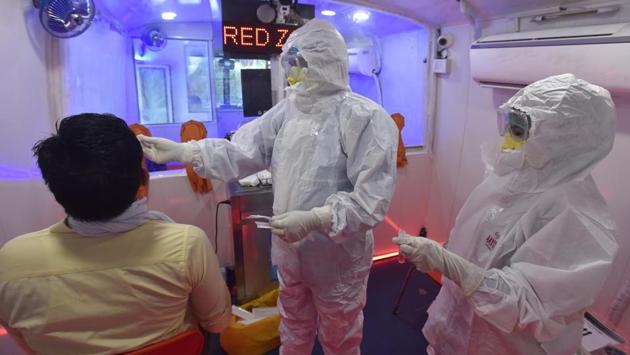 A medical worker takes a swab sample for Covid-19 testing in a bus converted into a mobile coronavirus testing clinic at Government Officers Flats in Vasant Kunj. The national capital on June 8 reported 1,007 new Covid-19 cases and 17 deaths due to the coronavirus infection, taking Delhi’s total tally to 29,943, according to Delhi Health Department data. (Sonu Mehta/HT Photo)