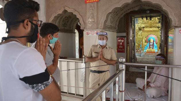 Devotees offering prayers at Mansa Devi Complex on Monday.(SANT ARORA/HT) Devotees offering prayers at Mansa Devi Complex on Monday.(SANT ARORA/HT)