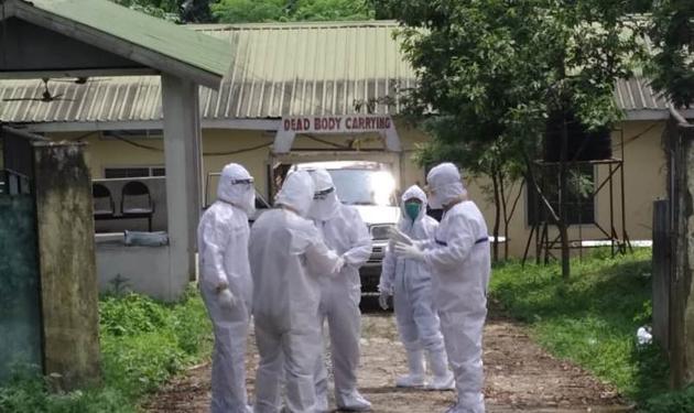 The policemen in PPE kits getting ready to conduct last rites of the COVID-19 patient. (HT photo) The policemen in PPE kits getting ready to conduct last rites of the COVID-19 patient. (HT photo)