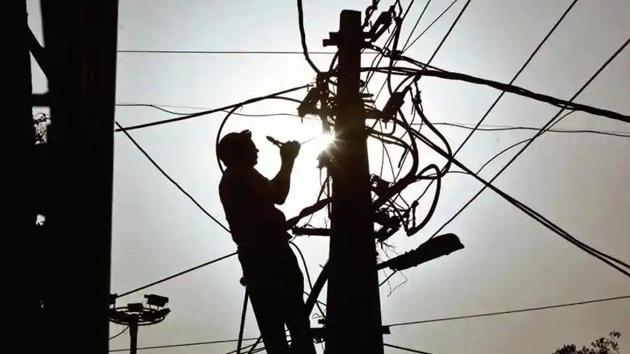 Gauging revenue losses from the DERC’s order and with the lockdown rules relaxed, the discoms have now called their meter reading officials to re-start work.(Raj K Raj/HT Photo) Gauging revenue losses from the DERC’s order and with the lockdown rules relaxed, the discoms have now called their meter reading officials to re-start work.(Raj K Raj/HT Photo)