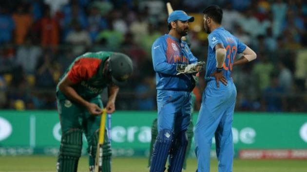 MS Dhoni talking to Hardik Pandya in the T20 World Cup match against Bangladesh in 2016(AFP)