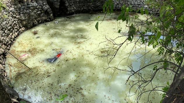 The car fell in this well in Pune’s Falevasti area.(HT Photo) The car fell in this well in Pune’s Falevasti area.(HT Photo)