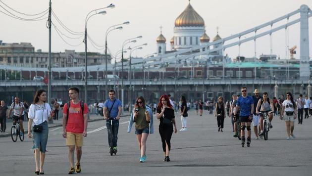 People walk at the Gorky Central Park of Culture and Leisure after authorities partially lifted restrictions imposed to prevent the spread of Covid-19, in Moscow, Russia. (Reuters File Photo) People walk at the Gorky Central Park of Culture and Leisure after authorities partially lifted restrictions imposed to prevent the spread of Covid-19, in Moscow, Russia. (Reuters File Photo)