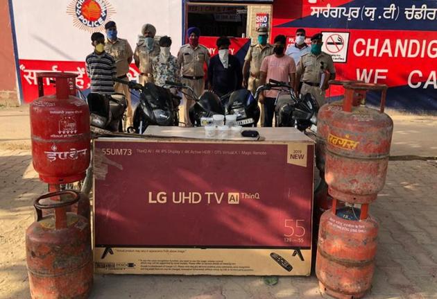 The accused and the recovered articles in the custody of Chandigarh Police on Wednesday.(HT Photo)
