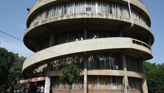 There are 196 colleges affiliated to Panjab University. There are 196 colleges affiliated to Panjab University.