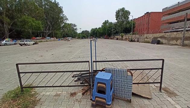 The Sector-15 vending zone in Chandigarh wearing a deserted look on Friday.(RAVI KUMAR/HT) The Sector-15 vending zone in Chandigarh wearing a deserted look on Friday.(RAVI KUMAR/HT)