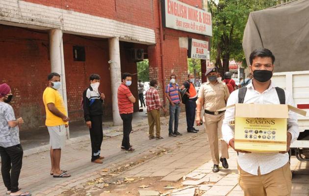 Due to the Covid-19 outbreak, the 2019-20 Excise Policy was extended up to June 30, 2020.(HT File Photo) Due to the Covid-19 outbreak, the 2019-20 Excise Policy was extended up to June 30, 2020.(HT File Photo)