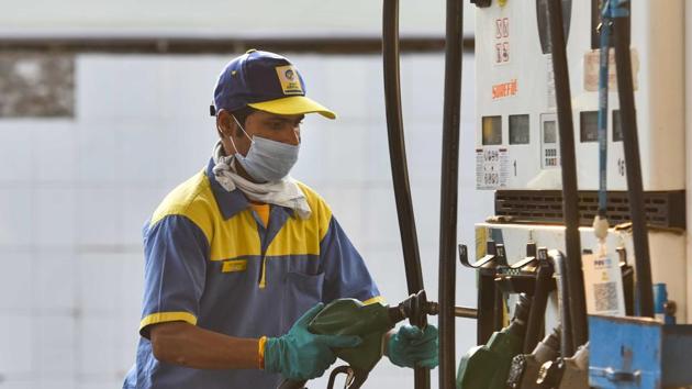 Petrol gets costlier by 40 paise/litre, diesel by 45 paise as fuel prices rise for fourth day in a row (Sanchit Khanna/HT PHOTO) Petrol gets costlier by 40 paise/litre, diesel by 45 paise as fuel prices rise for fourth day in a row (Sanchit Khanna/HT PHOTO)