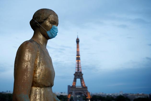 Golden Statue at the Trocadero square near the Eiffel tower wears a protective mask during the outbreak of the coronavirus disease (COVID-19) in Paris. (Reuters) Golden Statue at the Trocadero square near the Eiffel tower wears a protective mask during the outbreak of the coronavirus disease (COVID-19) in Paris. (Reuters)
