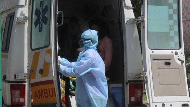 File photo: A quarantined group of people is brought for screening tests by the district health department at a hospital for testing.(Yogendra Kumar/HT PHOTO)