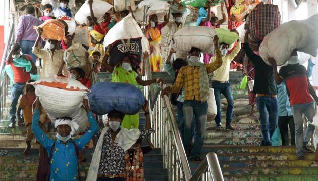 Migrants returning from Rajasthan leave after arriving on a Shramik Special at Patna Junction in Patna, Bihar on Tuesday.(Santosh Kumar/JT Photo)