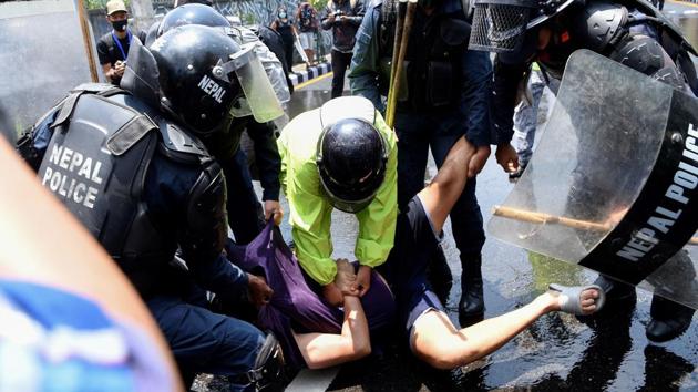 Police detain a person protesting against the government’s policy on coronavirus. Tens of thousands of migrant workers have returned to Nepal from India and the Middle East after losing their jobs, reported AFP. (Prakash Mathema / AFP) Police detain a person protesting against the government’s policy on coronavirus. Tens of thousands of migrant workers have returned to Nepal from India and the Middle East after losing their jobs, reported AFP. (Prakash Mathema / AFP)