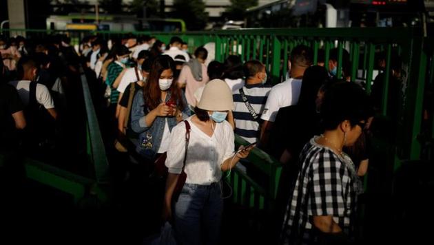 People wearing face masks following the coronavirus disease (Covid-19) outbreak line up at a bus station in Beijing, China June 4, 2020. (Reuters photo) People wearing face masks following the coronavirus disease (Covid-19) outbreak line up at a bus station in Beijing, China June 4, 2020. (Reuters photo)