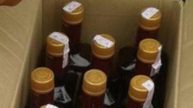 The permission has been given to clear the existing liquor stock of licenced bars and restaurants.(HT photo) The permission has been given to clear the existing liquor stock of licenced bars and restaurants.(HT photo)