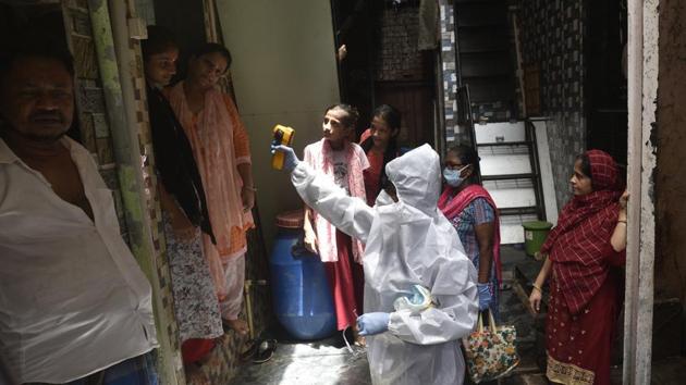 Health workers conducting the coronavirus disease test inside Dharavi, Mumbai, June 8, 2020(Satyabrata Tripathy/HT Photo)