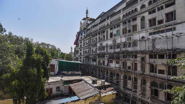 A view of the Tablighi Jamaat Alami Markaz Banglewali Masjid on April 8. The Markaz building, the headquarters of the Tablighi Jamaat from where close to 2,000 participants were evacuated, remains closed. Some civil defence volunteers were still deployed around the area. (Biplov Bhuyan / HT Photo)