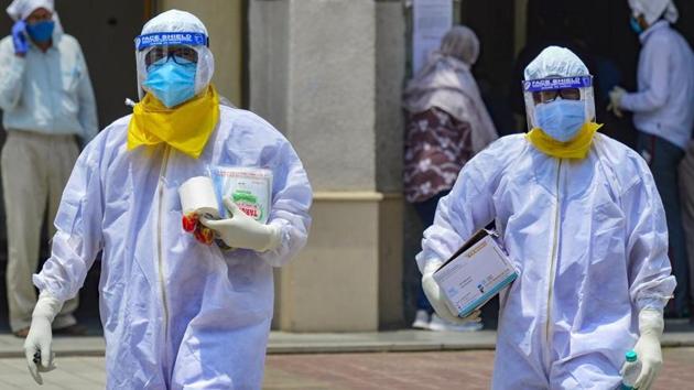 With 65 fatalities reported in the last 24 hours, the capital’s death toll has now climbed to 1,085. There are currently, 20,871 active coronavirus positive cases in the city. (PTI PHOTO.) With 65 fatalities reported in the last 24 hours, the capital’s death toll has now climbed to 1,085. There are currently, 20,871 active coronavirus positive cases in the city. (PTI PHOTO.)